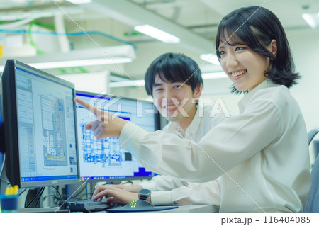 設計図を指さす女性エンジニア_3 設計図を指さす女性エンジニア_3 116404085