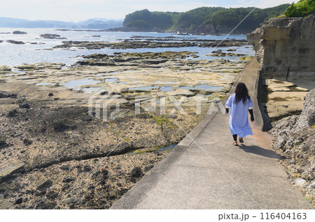 （静岡県）伊豆下田・恵比須島の歩道を歩く女性の後ろ姿 116404163