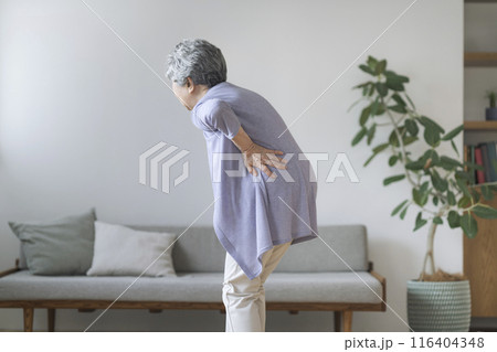 腰をおさえる80代の女性 116404348