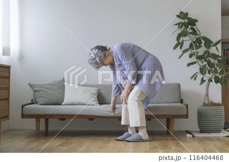 膝をおさえる80代の女性 116404468