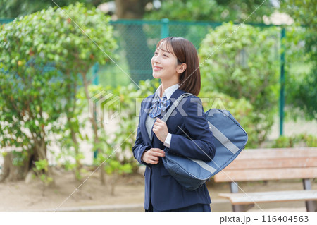 笑顔の女子高校生 116404563