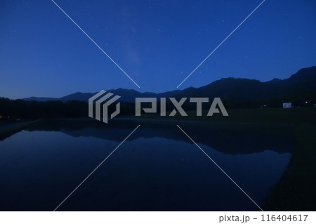 北杜市白州町の夜空に浮かぶ天の川とアンタレスを映す田んぼの水面 116404617