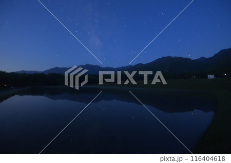 北杜市白州町の夜空に浮かぶ天の川とアンタレスを映す田んぼの水面 116404618