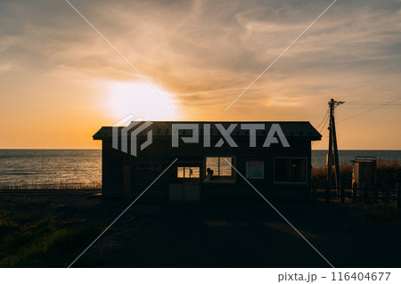 夕日に染まるホーム 116404677