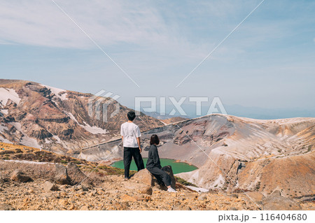 山形県の観光地お釜を散策するカップル 116404680