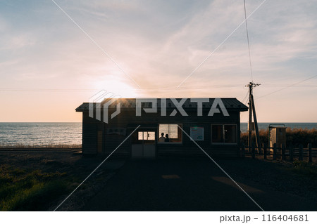 夕日に染まるホーム 116404681