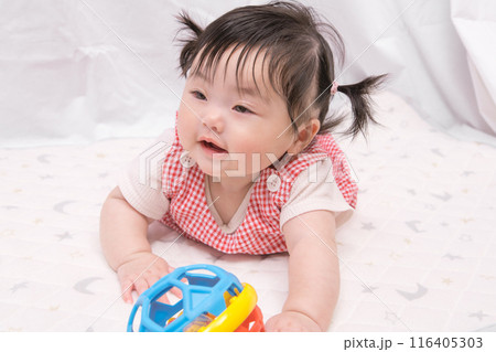 【はいはいを始めるツインテールの赤ちゃん】 【はいはいを始めるツインテールの赤ちゃん】 116405303