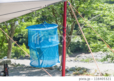 【オートキャンプ場　木立の中でタープ設営完了　ハンキングネット】 116405321