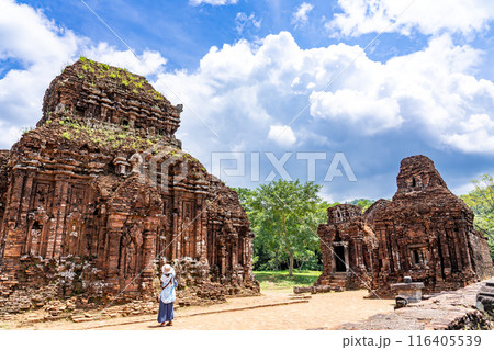 ベトナム　ヒンドゥーの神々を祀るチャンパ王国の聖地のミーソン遺跡を見学する人 116405539