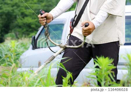 農地の草刈り作業をする男性 農地の草刈り作業をする男性 116406028