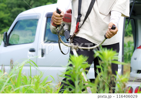農地の草刈り作業をする男性 農地の草刈り作業をする男性 116406029