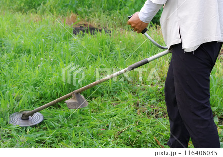 農地の草刈り作業をする男性 農地の草刈り作業をする男性 116406035