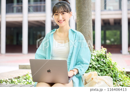 ノートパソコンを使う女子大学生 116406413