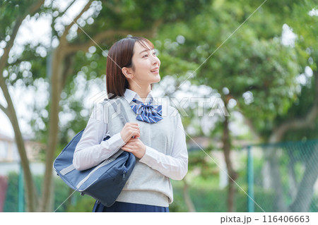 笑顔の女子高校生 116406663