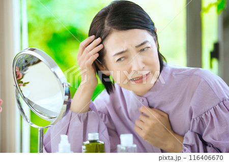 髪の毛を気にするミドル女性 116406670