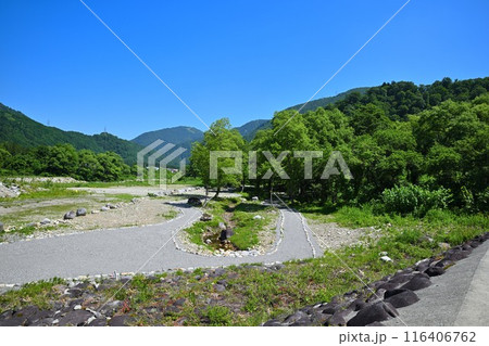 みつまた親水公園　バイカモ群生地　清津川　河原の風景　 116406762