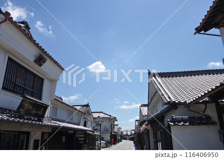 丹波篠山市　はれ　河原町妻入商家群風景　7月上旬 116406950