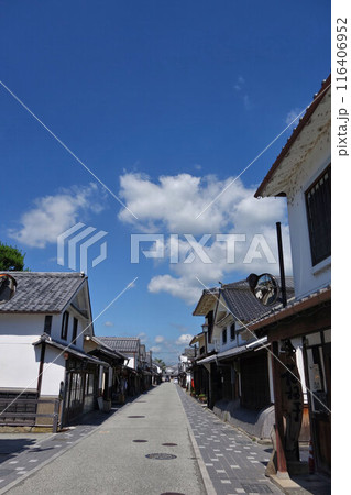 丹波篠山市　はれ　河原町妻入商家群風景　7月上旬 116406952