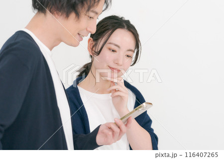 スマホを見る笑顔の男女 116407265