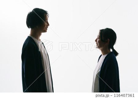 背中合わせの男女のシルエット 116407361