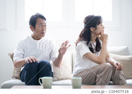 夫婦喧嘩で妻に謝る夫 どうかんがえても許してもらえなそうな感じ…浮気か車か借金か… 夫婦喧嘩で妻に謝る夫 どうかんがえても許してもらえなそうな感じ…浮気か車か借金か… 116407516