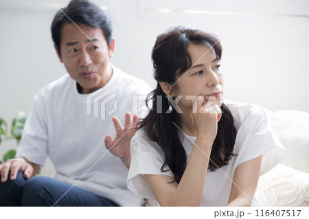 夫婦喧嘩で妻に謝る夫　どうかんがえても許してもらえなそうな感じ…浮気か車か借金か… 116407517