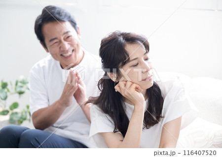 夫婦喧嘩で妻に謝る調子がいい夫　どうかんがえても許してもらえなそうな感じ…浮気か車か借金か… 116407520