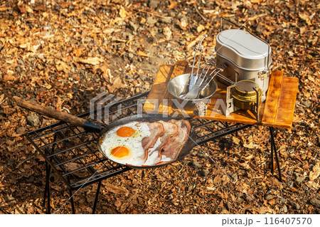 キャンプで朝食 campfire and breakfast at campsite キャンプで朝食 campfire and breakfast at campsite 116407570