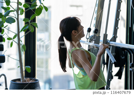 スポーツジムでトレーニングする若い女性 116407679