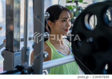 スポーツジムでトレーニングする若い女性 116407680