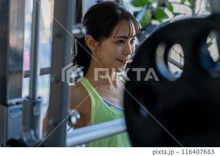 スポーツジムでトレーニングする若い女性 116407683