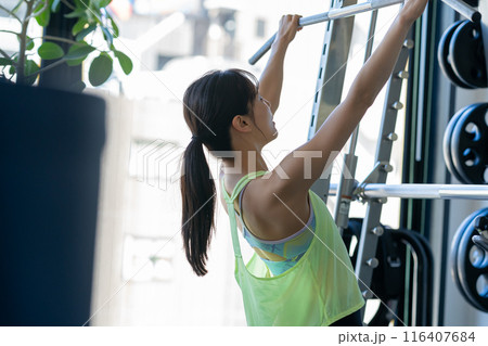 スポーツジムでトレーニングする若い女性 116407684