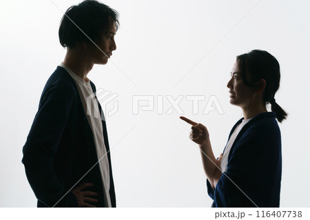 背中合わせの男女のシルエット 背中合わせの男女のシルエット 116407738