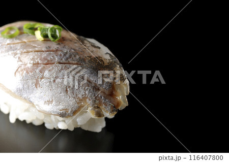 鯵の握り寿司を黒背景で撮影 116407800