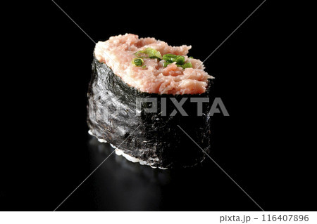ネギトロの軍艦巻きを黒背景で撮影 116407896