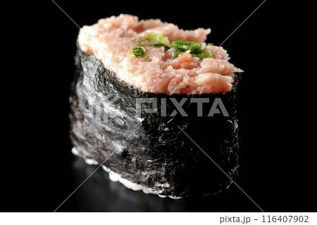 ネギトロの軍艦巻きを黒背景で撮影 ネギトロの軍艦巻きを黒背景で撮影 116407902