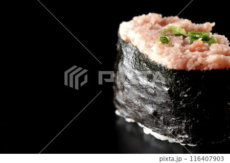 ネギトロの軍艦巻きを黒背景で撮影 116407903