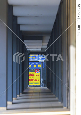 大阪　船場センタービル　ピロティ式の長い通路 116407939