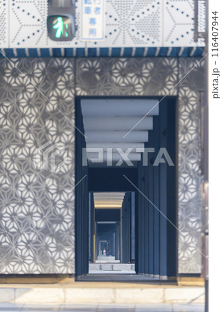 大阪　船場センタービル　ピロティ式の長い通路 116407944