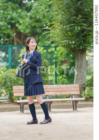 笑顔の女子高校生の全身 116407992