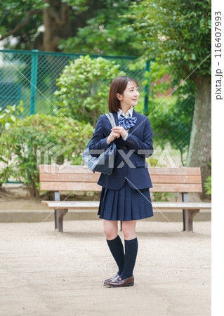 笑顔の女子高校生の全身 116407993