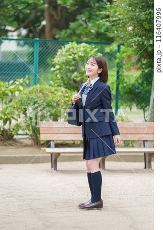 笑顔の女子高校生の全身 笑顔の女子高校生の全身 116407996