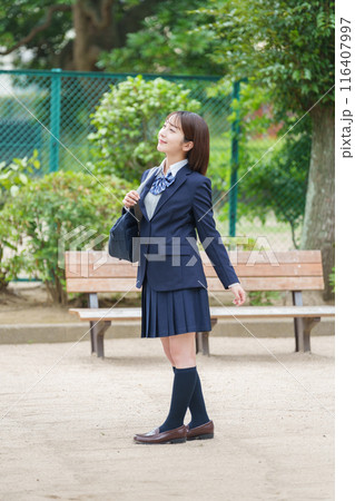 笑顔の女子高校生の全身 笑顔の女子高校生の全身 116407997