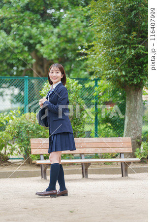 笑顔の女子高校生の全身 笑顔の女子高校生の全身 116407999