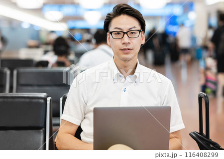 パソコンを使う男性 116408299