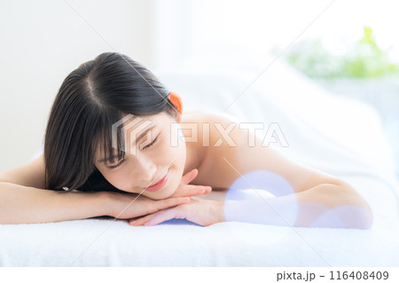 エステサロンでスキンケアをするミドルの女性 116408409