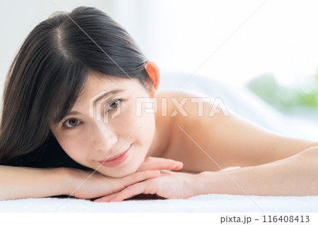 エステサロンでスキンケアをするミドルの女性 116408413