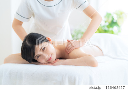 エステサロンでスキンケアをするミドルの女性 116408427