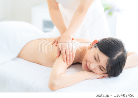 エステサロンでスキンケアをするミドルの女性 116408456