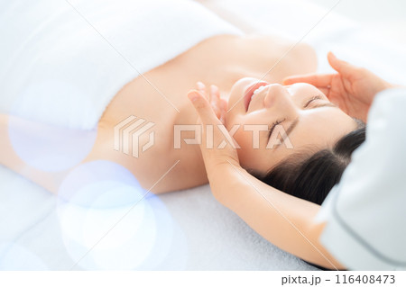 エステサロンでスキンケアをするミドルの女性 エステサロンでスキンケアをするミドルの女性 116408473